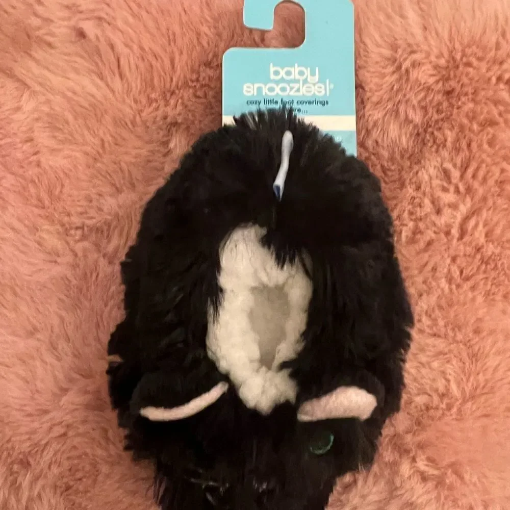 NWT  Cute Baby Snoozies Kitten slippers. Size 0-3mos